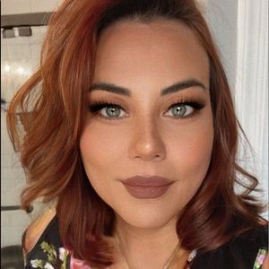 Meet your Posher, Lora